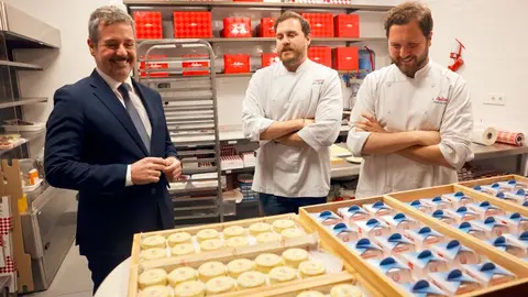 El consejero De Paco Serrano ha dado a conocer el dulce Cor Unum - Foto Comunidad de Madrid