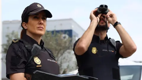 Dos polic&iacute;as nacionales con un sistema antidrones | Foto de Polic&iacute;a Nacional