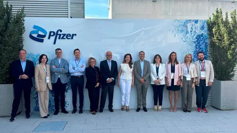 La consejera de Sanidad, durante su visita a la planta de producci&oacute;n de la  farmac&eacute;utica Pfizer en San Sebasti&aacute;n de los Reyes - Foto Comunidad de Madrid