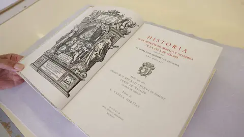 Ejemplar de 'A la muy antigua, noble y coronada Villa de Madrid. Historia de su Antig&uuml;edad, Nobleza y Grandeza', de Jer&oacute;nimo de la Quintana