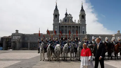 El Rey y el Pont&iacute;fice, en el Palacio Real | Foto de 'Conelpapa.es'/J.J. Guill&eacute;n/EFE