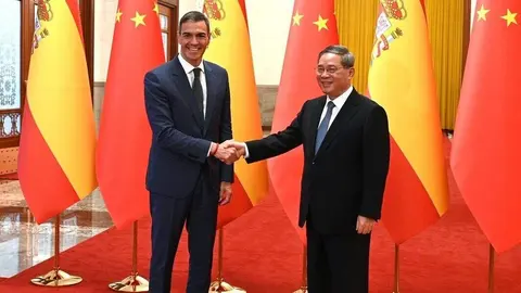 Pedro S&aacute;nchez mantiene un encuentro con el primer ministro de la Rep&uacute;blica Popular China, Li Qiang, y participa en la firma de acuerdos - Pool Moncloa/Borja Puig de la Bellacasa