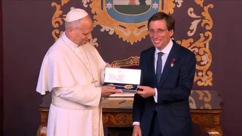 Almeida entrega la Llave de Oro de Madrid al papa Le&oacute;n XIV - Ayuntamiento de Madrid