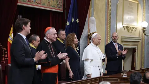 Ovaci&oacute;n al papa Le&oacute;n XIV al entrar en el Hemiciclo del Congreso - Foto de Jorge Villa