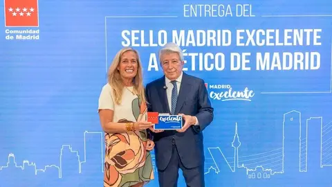 La consejera Albert haciendo entrega del reconocimiento Madrid Excelente al presidente de la entidad, Enrique Cerezo - Foto Comunidad de Madrid