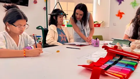 La consejera de Educaci&oacute;n, Ciencia y Universidades, en el centro educativo p&uacute;blico del Hospital Infantil Ni&ntilde;o Jes&uacute;s - Foto Comunidad de Madrid