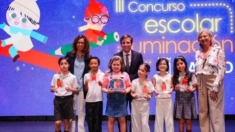 Almeida, en la entrega de los premios a los ganadores  de la tercera edici&oacute;n del concurso escolar de dibujo para el dise&ntilde;o de la iluminaci&oacute;n navide&ntilde;a - Foto Ayuntamiento de Madrid