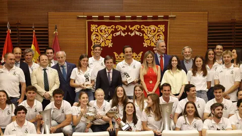 El alcalde de Madrid, Jos&eacute; Luis Mart&iacute;nez-Almeida, recibe a los equipos de hockey sobre hierba del Club de Campo Villa de Madrid