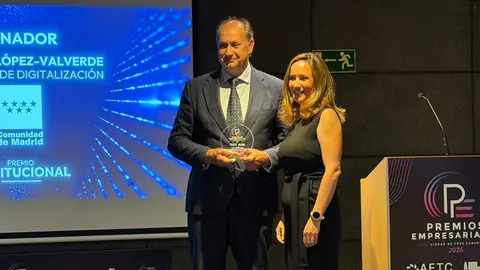 El consejero L&oacute;pez-Valverde recibi&oacute; el premio de la Asociaci&oacute;n de  Empresarios de Tres Cantos - Foto Comunidad de Madrid