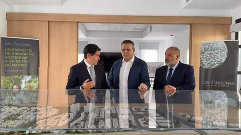 El consejero Rodrigo, en la parcela donde se  desarrollar&aacute; la nueva promoci&oacute;n - Foto Comunidad de Madrid