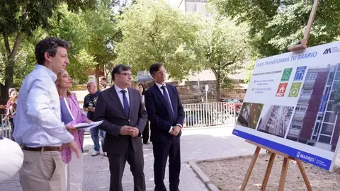 Gonz&aacute;lez y Mart&iacute;nez P&aacute;ramo durante la visita al Poblado Dirigido de Fuencarral - Foto Ayuntamiento de Madrid