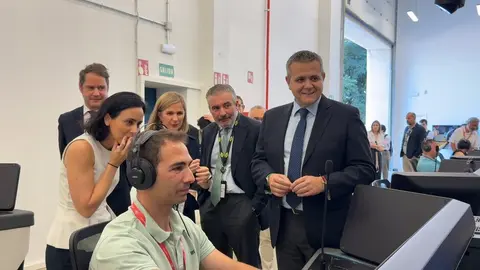 El consejero Rodrigo ha visitado hoy el centro habilitado en  Villaverde donde se impartir&aacute; esta preparaci&oacute;n - Foto Comunidad de Madrid