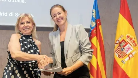 La consejera D&aacute;vila firma en Valencia la adhesi&oacute;n de la Agencia Madrile&ntilde;a  para el Apoyo a las Personas Adultas con Discapacidad a este organismo - Foto Comunidad de Madrid