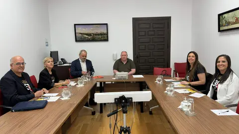 La Plataforma 30N entrega un informe al Defensor del Pueblo sobre sus reivindicaciones ante la administraci&oacute;n