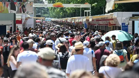 Visitantes de la 85.&ordf; Feria del Libro de Madrid. &copy; Gustavo Valiente