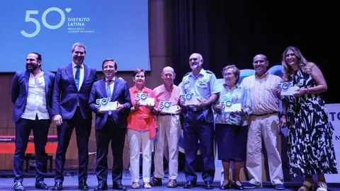 El alcalde de Madrid, Jos&eacute; Luis Mart&iacute;nez-Almeida, junto al concejal de Latina, Alberto Gonz&aacute;lez, en la gala del 50&ordm; aniversario de la constituci&oacute;n del distrito - Foto Ayuntamiento de Madrid