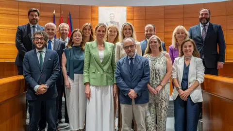 La alcaldesa de Pozuelo, Paloma Tejero (PP), durante su intervenci&oacute;n hoy en el Debate del Estado del Municipio y al t&eacute;rmino del mismo con sus concejales - Foto del Ayuntamiento de Pozuelo de Alarc&oacute;n