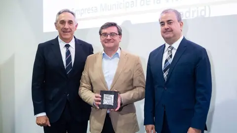 El delegado de Pol&iacute;ticas de Vivienda, &Aacute;lvaro Gonz&aacute;lez, recogiendo este galard&oacute;n - Ayuntamiento de Madrid
