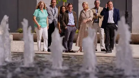 El alcalde de Madrid, Jos&eacute; Luis Mart&iacute;nez-Almeida, durante su visita a la plaza de Chamber&iacute;, cuya remodelaci&oacute;n integral acaba de finalizar - Foto Ayuntamiento de Madrid