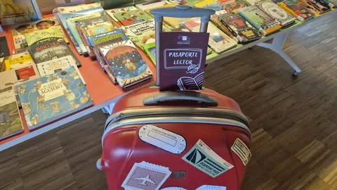 Una biblioteca municipal transforma los libros en destinos vacacionales y reta a los m&aacute;s j&oacute;venes a llenar su pasaporte de sellos este verano - Foto del Ayuntamiento de Villanueva de la Ca&ntilde;ada