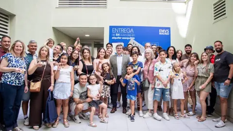 Foto con algunas de las familias adjudicatarias promoci&oacute;n Ca&ntilde;averal 9 - Foto Ayuntamiento de Madrid
