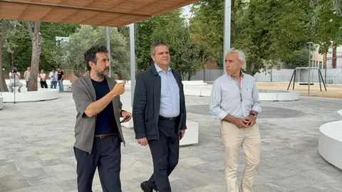 El consejero Rodrigo, durante su visita al nuevo  parque de El Pilar en San  Fernando de Henares - Foto Comunidad de Madrid
