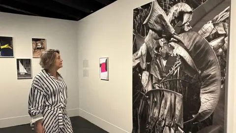 Rivera de la Cruz visita la exposici&oacute;n LUX & UMBRA, de la fot&oacute;grafa neerlandesa Viviane Sassen, en el teatro Fern&aacute;n G&oacute;mez. Centro Cultural de la Villa