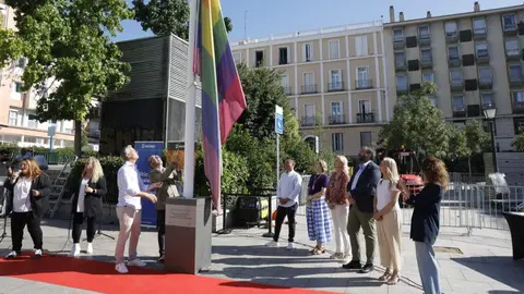 Fern&aacute;ndez, acompa&ntilde;ado por otros miembros del equipo de Gobierno, ha participado hoy en el izado de la bandera LGTBI