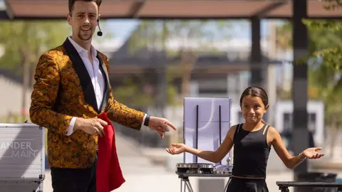 Alexander y una ni&ntilde;a durante un espect&aacute;culo