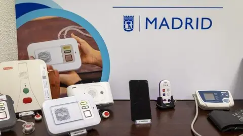 Equipos del sistema municipal de teleasistencia que permiten solicitar ayuda de forma inmediata desde el hogar - Foto Ayuntamiento de Madrid