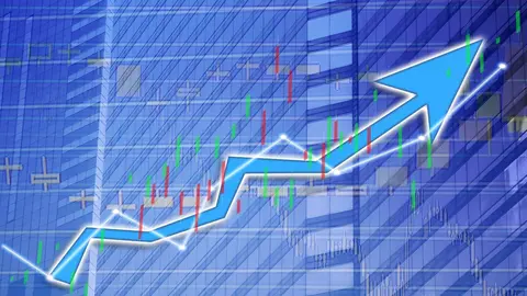 Gr&aacute;fico del mercado de valores mostrado en un edificio financiero - Imagen de JoeyCheung de Getty Images