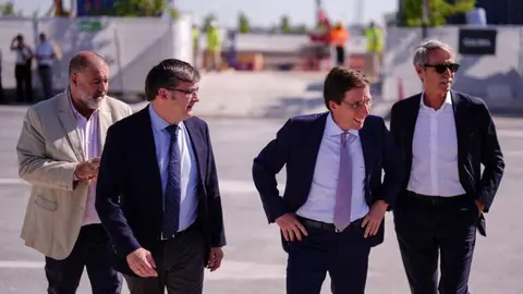 El alcalde de Madrid, hoy, en Los Berrocales - Foto Ayuntamiento de Madrid/ Alejandro Olea