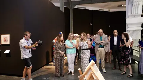 Sanz durante la visita a la edici&oacute;n de la Bienal de Arte Contempor&aacute;neo de Fundaci&oacute;n ONCE