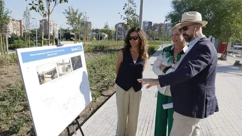 Garc&iacute;a Romero y G&oacute;mez-Angulo visitan las obras de urbanizaci&oacute;n del parque de la Cornisa de Tetu&aacute;n - Foto Ayuntamiento de Madrid