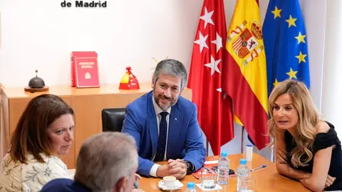 Reuni&oacute;n con la nueva presidenta de la Asociaci&oacute;n de V&iacute;ctimas del Terrorismo - Foto Comunidad de Madrid