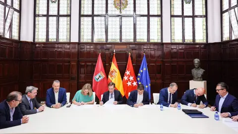Almeida firma con los sindicatos el nuevo acuerdo laboral de Polic&iacute;a Municipal