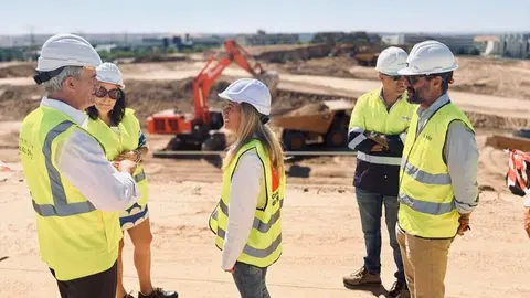 La consejera Albert, durante su visita a unas obras de urbanizaci&oacute;n en San  Sebasti&aacute;n de los Reyes - Foto Comunidad de Madrid