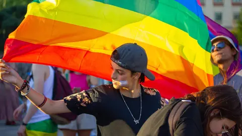 Varias personas con la bandera Lgtbi+ | Foto de 123RF/vitapopova