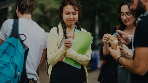 Estudiantes multiculturales toman helado | Foto de 123RF/gorgev