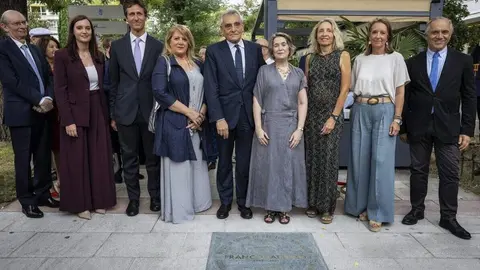 La delegada de Cultura, Turismo y Deporte, Marta Rivera de la Cruz, inaugura la placa dedicada al artista italiano Franco Battiato - Foto Ayuntamiento de Madrid