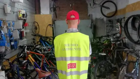 Campa&ntilde;a para supervisar el impacto ambiental de las bater&iacute;as de litio de patinetes y bicicletas el&eacute;ctricas - Foto Comunidad de Madrid