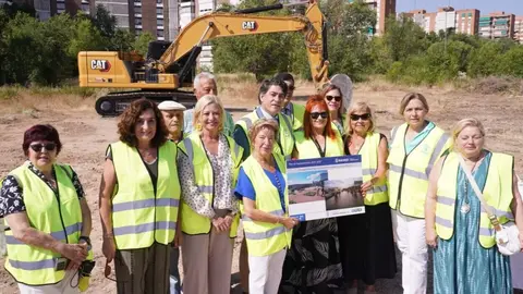 Acto de colocaci&oacute;n de la primera piedra del nuevo pabell&oacute;n polideportivo que el Ayuntamiento va a construir en Sanchinarro - Foto Ayuntamiento de Madrid