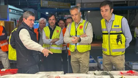 El consejero Novillo, durante su visita a Mercamadrid - Foto Comunidad de Madrid