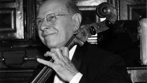 Pau Casals tocando el violonchelo durante el Festival de Prada de Conflent. Foto: Frank Gehbauer, c. 1965. Fundaci&oacute;n Pau Casals.