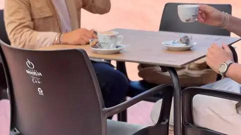 Nestl&eacute; transformar&aacute; posos y c&aacute;psulas de caf&eacute; usadas en 2.000 sillas de terraza para la hosteler&iacute;a espa&ntilde;ola - Foto de Nestl&eacute;