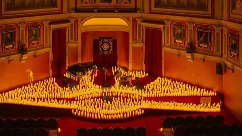 Candlelight: Tributo a Taylor Swift en el Ateneo de Madrid - Foto Fever