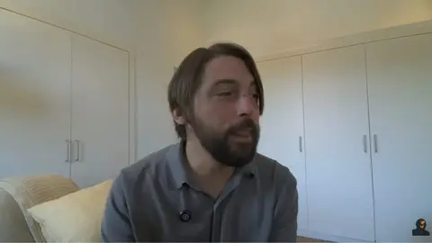 Juan Soto Ivars retrata la campa&ntilde;a de ropa "fake" del Gobierno: "Son 14 millones de basura para convencer a la Generaci&oacute;n Z de que la democracia es el PSOE" - Imagen captura del v&iacute;deo