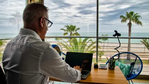 Teletrabajando desde la playa - Nicolas S&aacute;nchez-Biezma de Getty Images