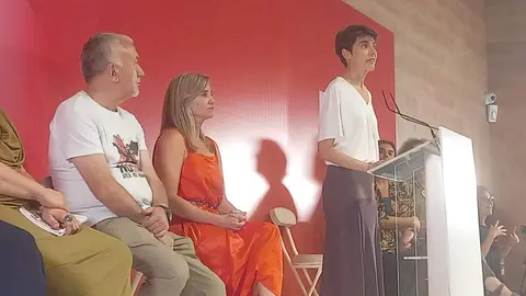 Rosa Mart&iacute;nez havlando con Ver&oacute;nica Barbero sentada