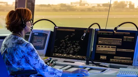 Controladora a&eacute;rea de ENAIRE en una torre de control - Foto de ENAIRE